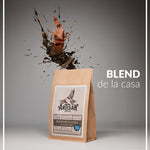 Artisan Blend. Café de Colombia y Brasil. Especial para espresso, cafetera italiana y superautomáticas - Artisancoffee. Descripción breve: Este blend único combina los mejores cafés de Colombia y Brasil, favorito en las cafeterías de Málaga. Ideal para todas las edades, es perfecto para regalar a amantes del café que desean explorar especialidades más saludables. Su sencillez es la clave de su éxito.