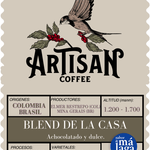 Blend Especial  Perfil Sensorial: Café dulce con notas achocolatadas, cuerpo cremoso, acidez media, postgusto jugoso y duradero.  Origen: Colombia (Finca Santa Rosa, Risaralda) y Brasil (Finca Santa Cecilia, Cerrado Mineiro)