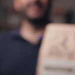 Bueno, os presento el Colombia a la Lenita, también parte fundamental de esta casa porque es la otra parte del blend de la casa. Es un café con notas a caramelo, sobre todo es un café muy dulce, fruta de hueso también y con una acidez media baja. Así que va perfecto para expreso, perfecto para moca y todos los que os encanta este origen, os lo recomiendo, es un café muy suavito y muy dulce. Si queréis saber cómo lo preparamos nosotros, abajo o dejo la receta del expreso.