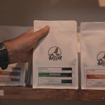 Descubre el café Gakenke, directamente desde la región de Gakenke, Rwanda. Nacho Prado, tostador y CEO de Artisan Coffee, nos presenta este café de especialidad con perfil limpio, notas a chocolate con leche, panela, almendra y lemongrass. Perfecto para espresso y métodos filtrados gracias a su tueste omniroast. Disponible ahora con un 15% de descuento en formato 1kg.