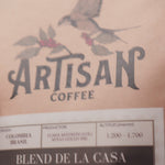 ¡Buenas! Os presento el blend de la casa, el café más vendido de la web. Está hecho de dos orígenes, Brasil y Colombia. Nuestro Brasil es chocolateado, muy agradable, con un ácido de paja. El Colombia es mucho más dulce, muy recomendable. Entre los dos tiene un equilibrio perfecto para expreso, moca, superautomática y incluso para filtros. La acidez es media baja. Si queréis más información de cómo hacemos nosotros este café en expreso, os dejo la receta aquí abajo. Os invito a probarlo.