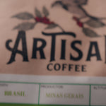 Buenas, os presento el Brasil Santa Cecilia, un café fundamental para artisan coffee. Es parte del blend de la casa, es un café achocolatado, dulce y con notas también a frutos secos. Si buscáis un café sin acidez y perfecto para expreso, esto os puede encajar. Para todos los que estáis empezando el café de especialidad os recomiendo el Brasil Santa Cecilia. Si queréis saber cómo preparamos nosotros el expreso mirad aquí abajo que os dejo la receta.