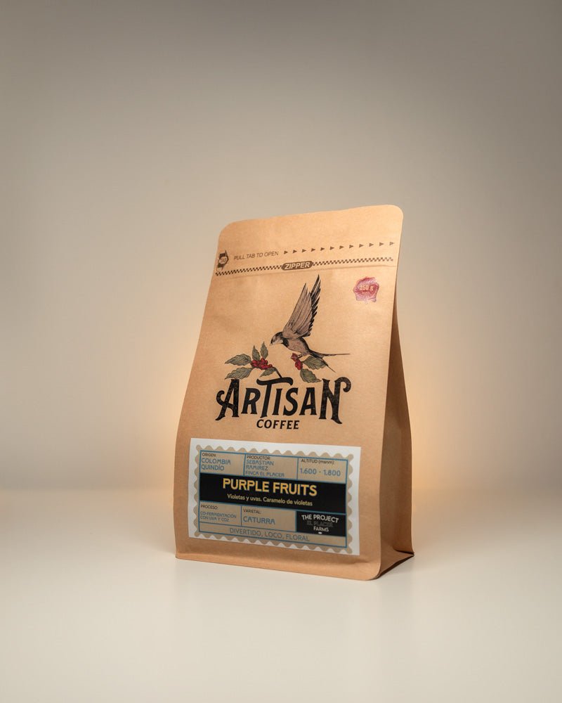 Purple Fruits de Sebastián Ramirez. Café de Colombia. Co - fermentado con uva - Artisancoffee Nos complace traeros este café co-fermentado con uva por uno de los productores más innovadores y al que además tuvimos el placer de conocer el año pasado cuando se pasó por nuestra casa y nos trajo una muestra de los cafés en los que estaba trabajando. Para nosotros es un orgullo un una responsbilidad tostar y vender los cafés de Sebastián Ramirez (ver artículo de nuestro blog) y del Proyecto El Placer Coffee Farm