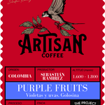 Purple Fruits de Sebastián Ramirez. Café de Colombia. Co-fermentado con uva - Artisancoffee   El proyecto El Placer Farms, liderado por Sebastián, es un testimonio de su visión para el café de especialidad, fomentando prácticas sostenibles y apoyando a pequeños agricultores locales y a una fundación de animales abandonados.